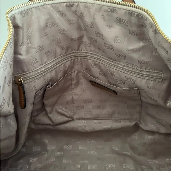 Michael Kors Harrison Logo Weekender Bag - Picture 9 of 10